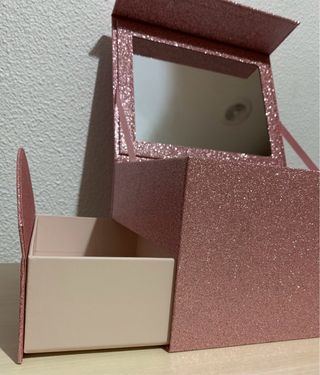 Joyero rosa con purpurina con espejo y cajones.