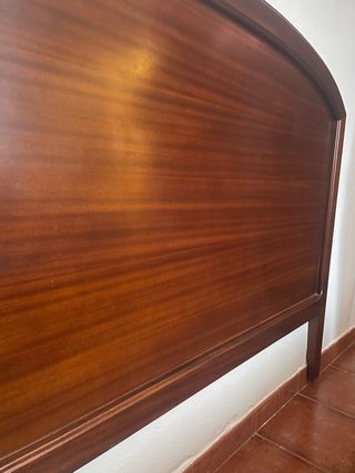 Cabecero de madera hecho por carpintero