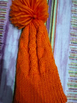 Cappello invernale arancione con pompon
