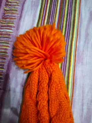 Cappello invernale arancione con pompon