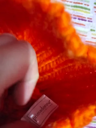 Cappello invernale arancione con pompon