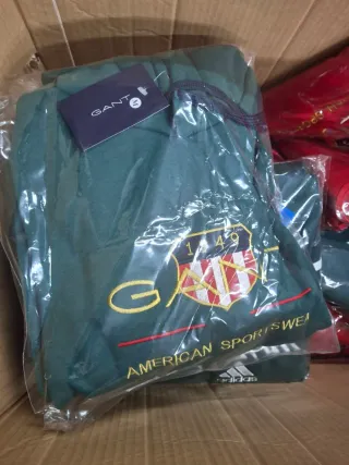 Corrente com pingente dourado