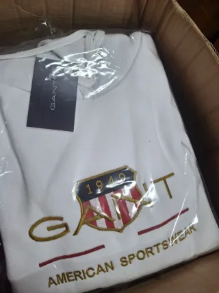 Corrente com pingente dourado