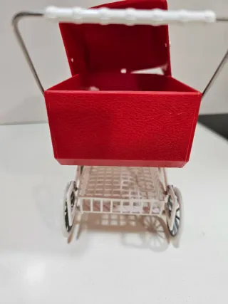 Cochecito de muñeca rojo