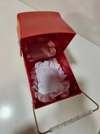 Cochecito de muñeca rojo