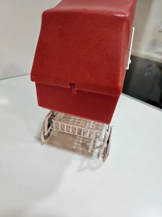 Cochecito de muñeca rojo