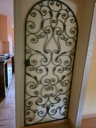 Puerta de forja decorativa