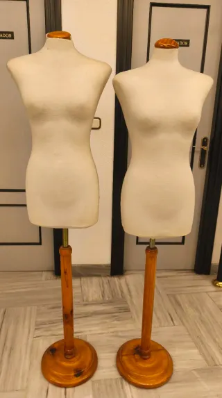2 Maniquíes de pie tela y madera MUJER