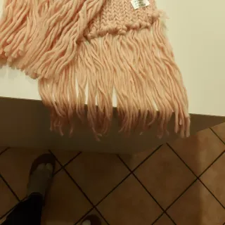 Sciarpa rosa con frange