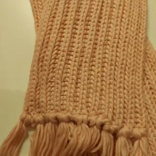 Sciarpa rosa con frange