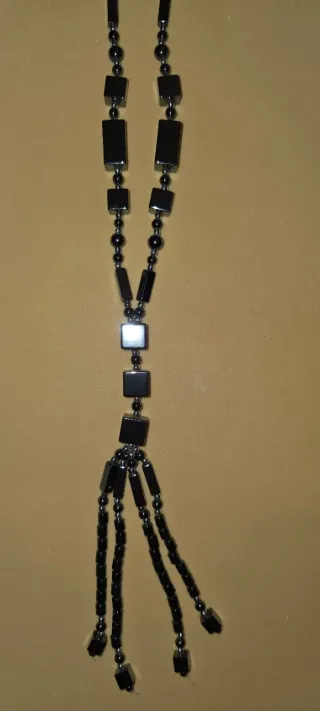 Collar largo piedras negras con flecos