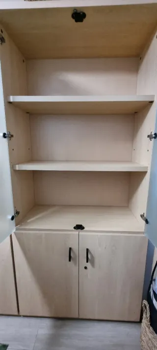 Lote mobiliario oficina. Estantería y vitrina.