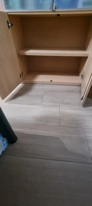 Lote mobiliario oficina. Estantería y vitrina.