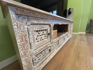 Mueble TV madera tallada artesanal