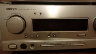 Mini cadena Onkyo plata y altavoces