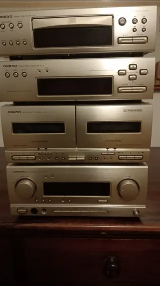 Mini cadena Onkyo plata y altavoces