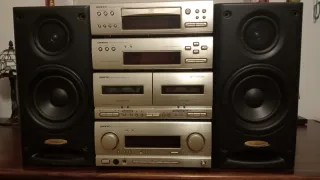 Mini cadena Onkyo plata y altavoces