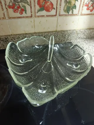 Plato de cristal con forma de hoja