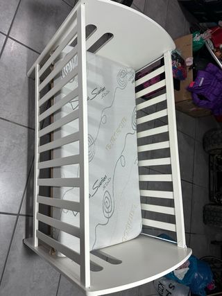 Cuna de madera con colchón
