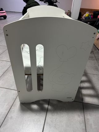 Cuna de madera con colchón