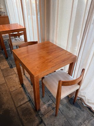 Mesa de comedor de madera