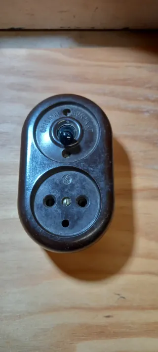Interruptor y enchufe de baquelita