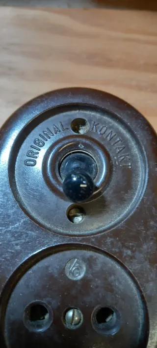 Interruptor y enchufe de baquelita