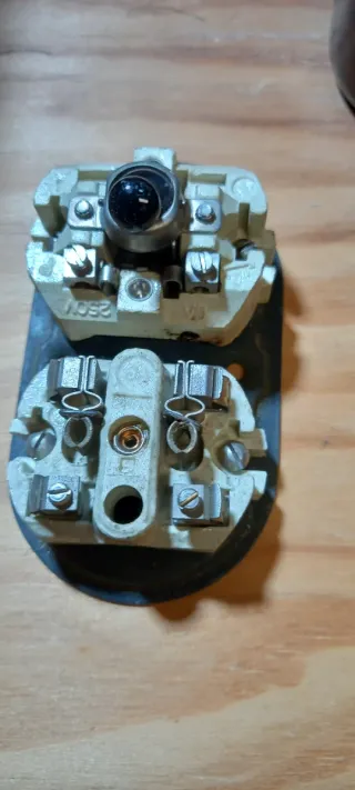 Interruptor y enchufe de baquelita