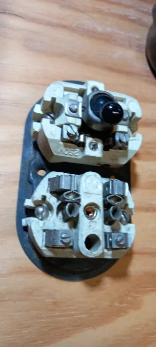 Interruptor y enchufe de baquelita