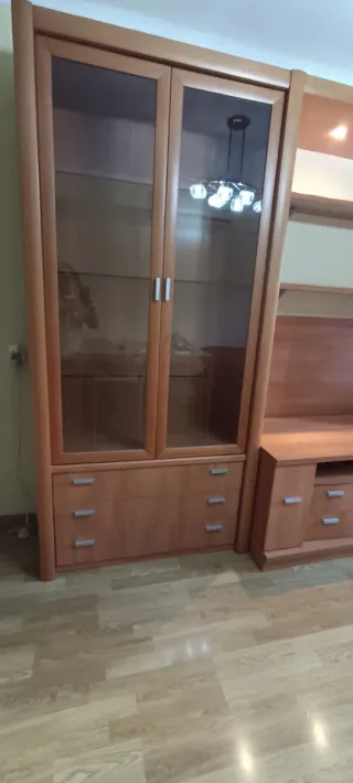 Mueble de comedor  gran calidad madera y cristal.