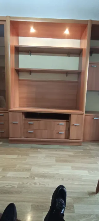 Mueble de comedor  gran calidad madera y cristal.