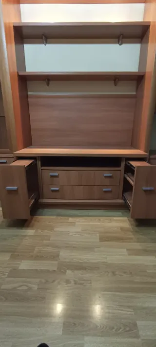 Mueble de comedor  gran calidad madera y cristal.
