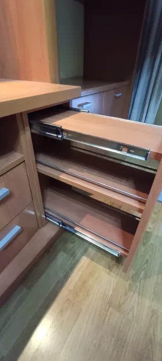 Mueble de comedor  gran calidad madera y cristal.