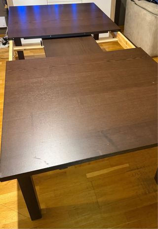 Mesa de comedor de madera oscura