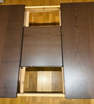 Mesa de comedor de madera oscura