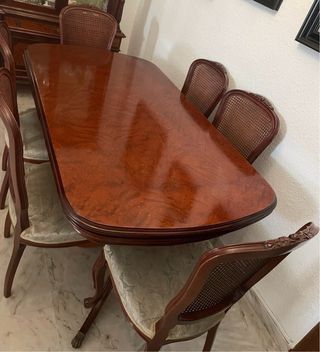 Mesa de comedor de madera