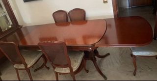 Mesa de comedor de madera