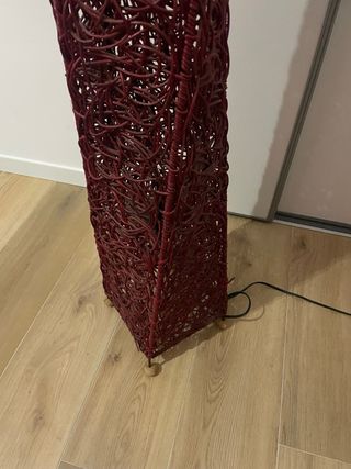 Lampada da terra in vimini intrecciato