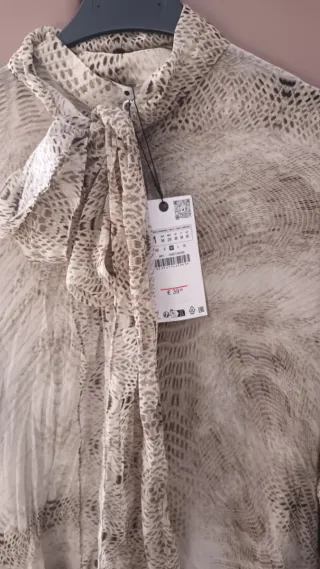 Blusa Zara con lazada y estampado