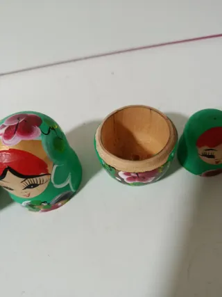 Matrioska russa verde con 3 matrioske interne.