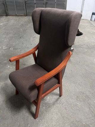 Sillón de madera y tela marrón