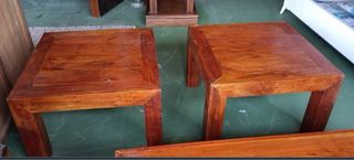 Mesas de madera marrones