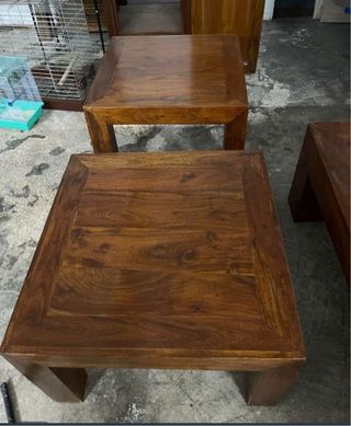 Mesas de madera marrones