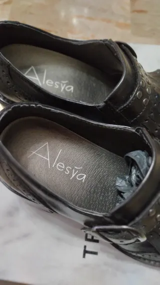 Scarpe donna nere con borchie e frange