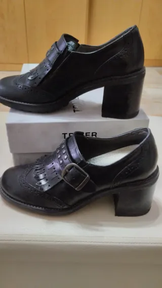 Scarpe donna nere con borchie e frange