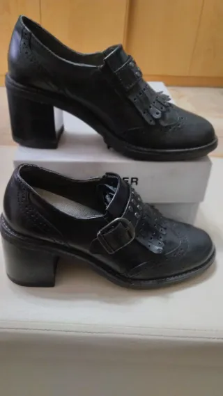 Scarpe donna nere con borchie e frange