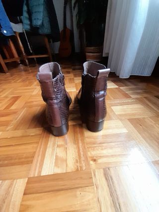 Botines de piel marrón