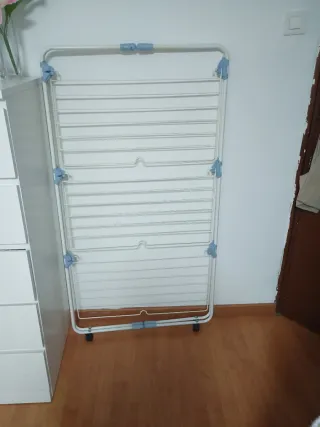 Tendedero plegable blanco y azul