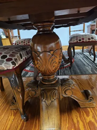 Mesa comedor y 5 sillas de madera