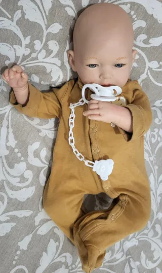 Bebé Reborn realista con chupete